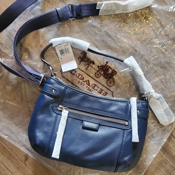 NWT! Daisy Leather Navy Blue Crossbody - Picture 2 of 7